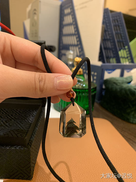 圣诞节快到了，所以给自己买淘了一个圣诞树绿幽灵。_水晶