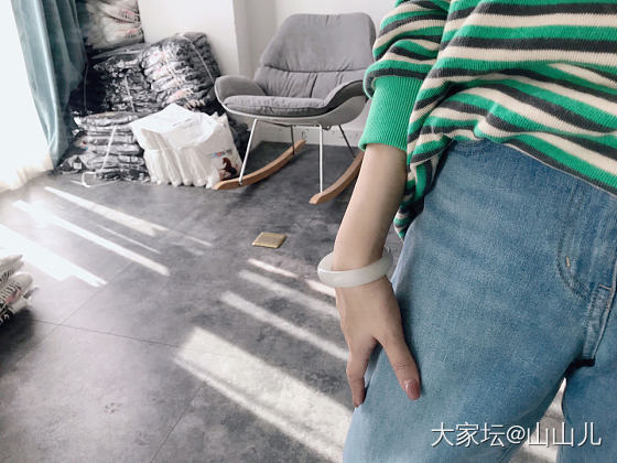 小白镯真的很适合日常休闲风～_手镯和田玉