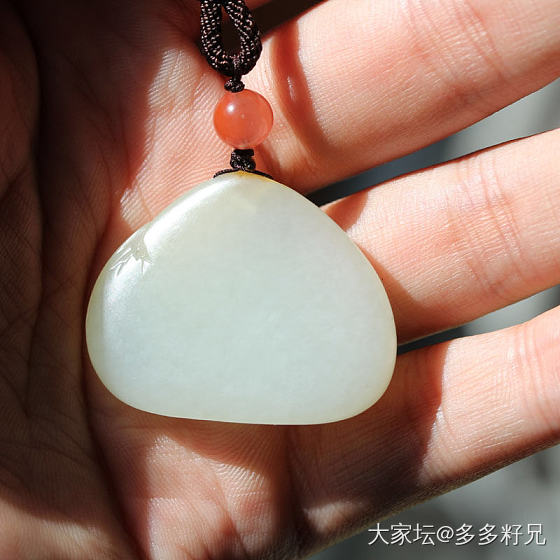 黄沁籽料巧雕牡丹花吊坠_和田玉
