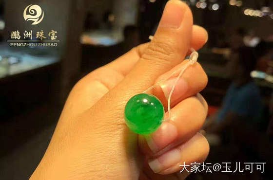 翡翠雕芳缛，真珠帖小缨。 ——唐作者：张谔_翡翠