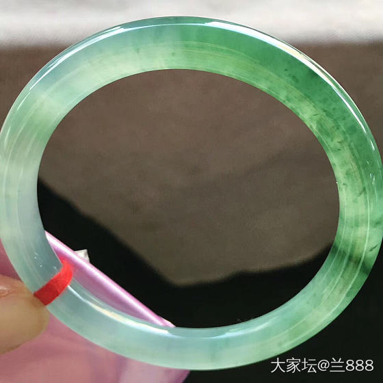 喜欢哪一款的镯子是不是也能暴露年龄呢🤔🤔_手镯翡翠