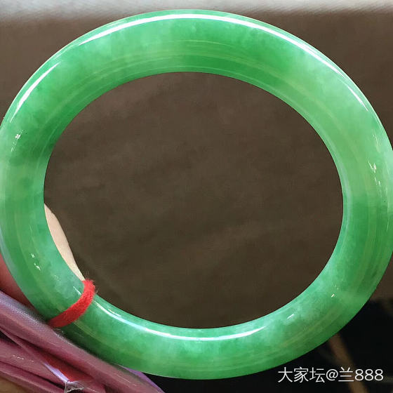 喜欢哪一款的镯子是不是也能暴露年龄呢🤔🤔_手镯翡翠