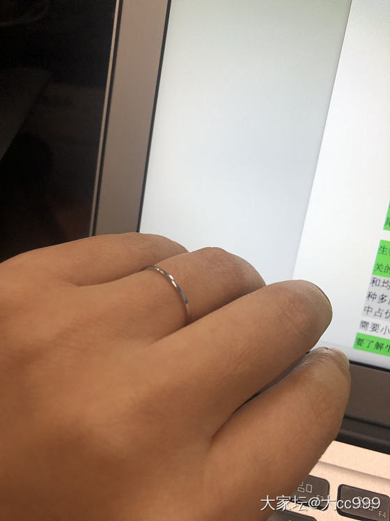 一直觉得手指短，戴戒指不好看，突然发戴这种细细的素圈还挺好看显的手指长一些。好像..._戒指