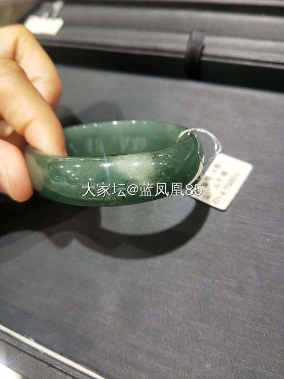 黄的2K+绿的7K+但是绿的有一点瑕疵。_手镯翡翠