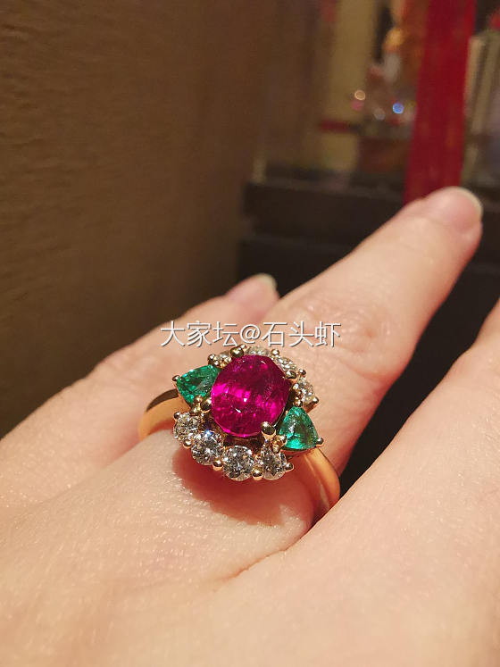 昨天新得了一个小玩意，算不上精品，大家掌一眼_戒指彩色宝石