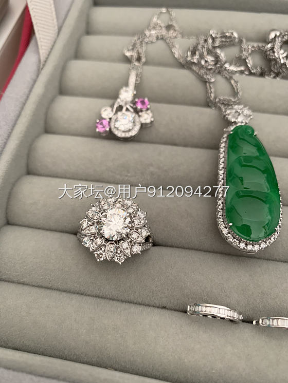 看到大家有那么多珠宝首饰 在看看自己的太少啦 自从入了翡翠坠子 钻石坠子都不戴了_钻石