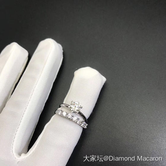 1克拉钻戒搭配10分七颗排戒完美_钻石