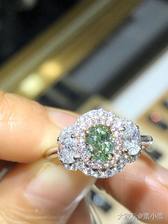 三石款的绿钻的戒指_彩钻钻石