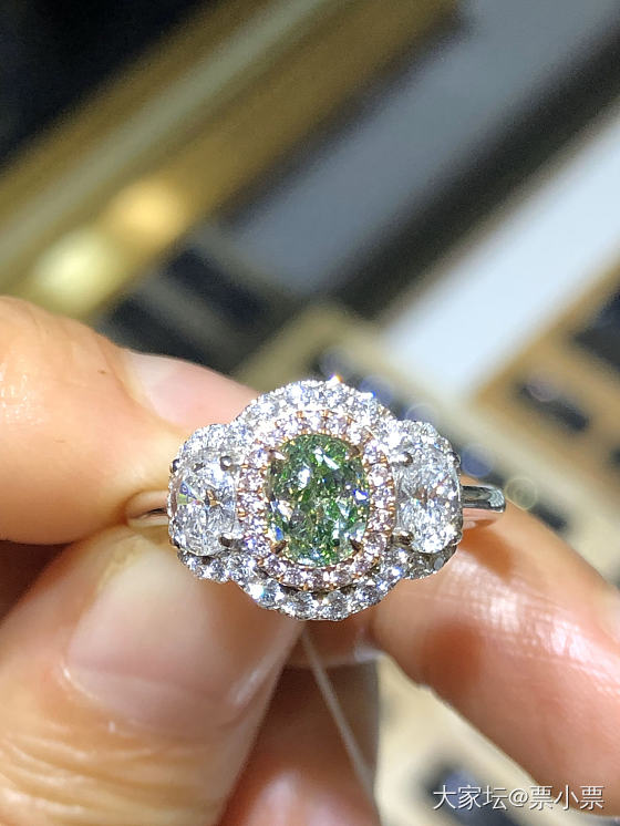三石款的绿钻的戒指_彩钻钻石