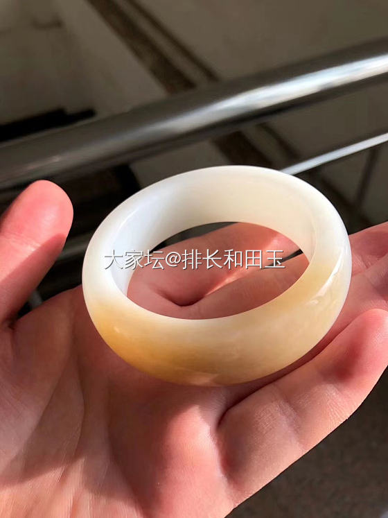 一级白且末料糖白玉手镯，钢板料，口径57mm，边宽2、厚1cm，玉质细腻过灯_和田玉