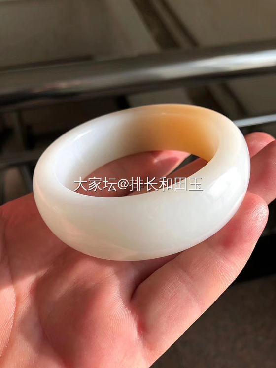 一级白且末料糖白玉手镯，钢板料，口径57mm，边宽2、厚1cm，玉质细腻过灯_和田玉