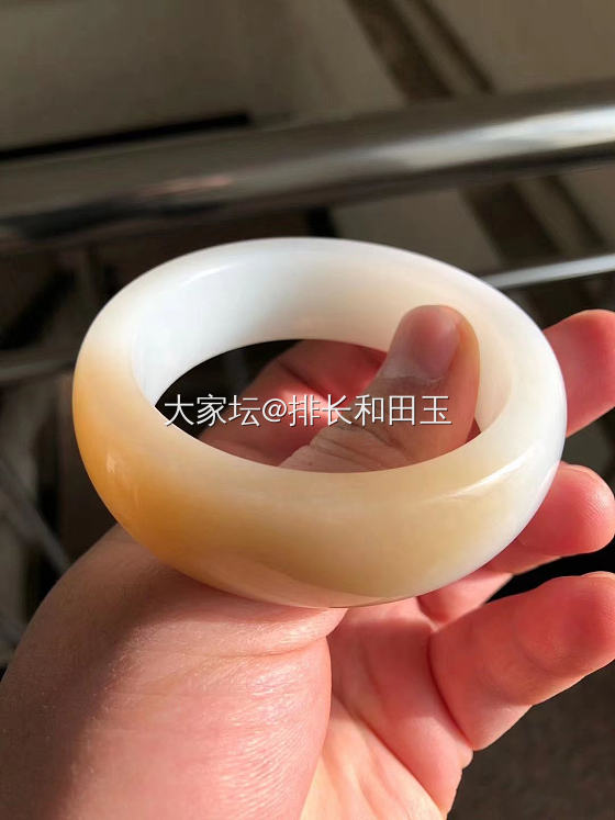 一级白且末料糖白玉手镯，钢板料，口径57mm，边宽2、厚1cm，玉质细腻过灯_和田玉