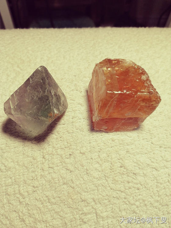 两块晶体：一块浅蓝透明八面体；一块棕红透明六面体_矿物标本