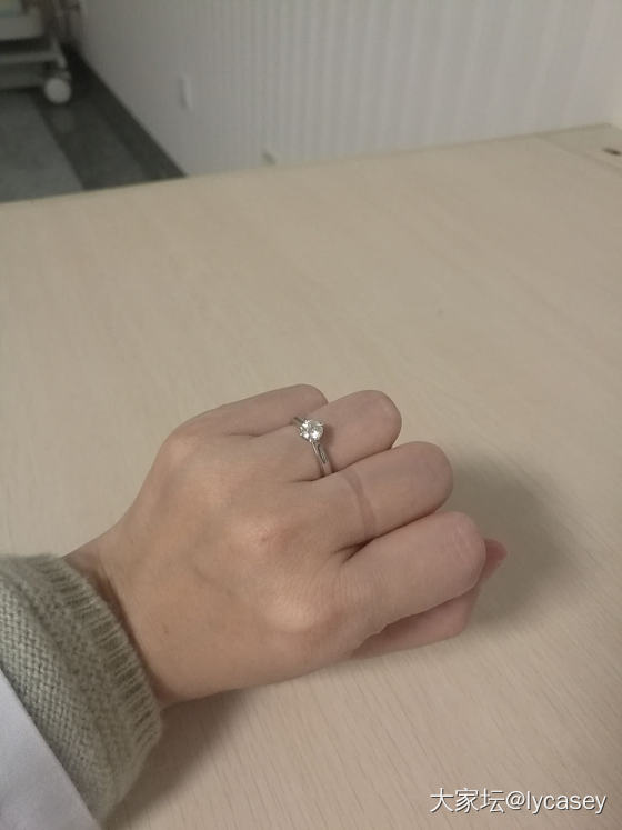 戴戒指手上会有印吗？_戒指钻石