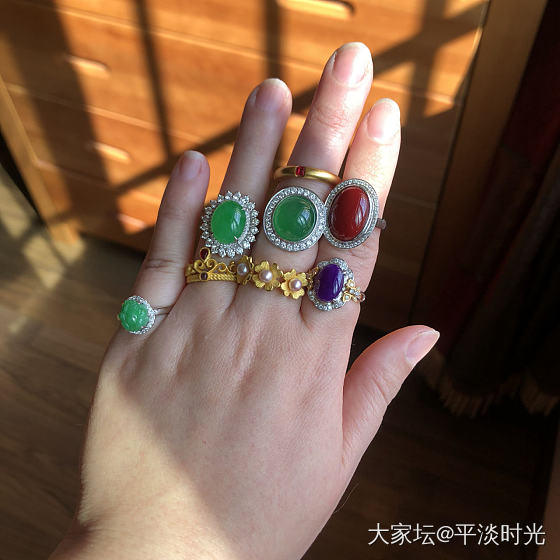 今天突然想起来好多天没有摸过我的戒指💍了，不知道它们闷不闷，有没有想我？_戒指翡翠彩色宝石