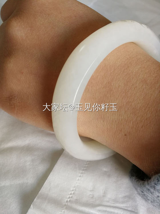 天气晴好，戴在手腕上面美美的_和田玉