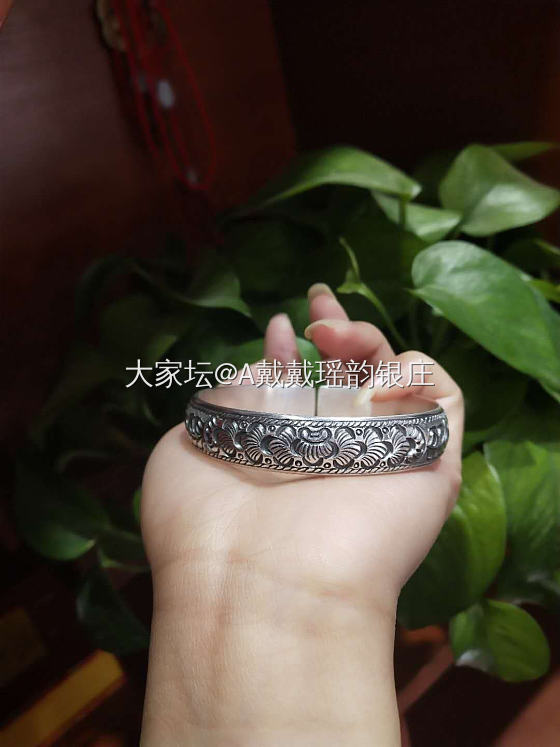到瑶族来，就被它的民族文化吸引了，更爱上了它刻在银镯上的民族风，有跟我同样喜欢的..._银