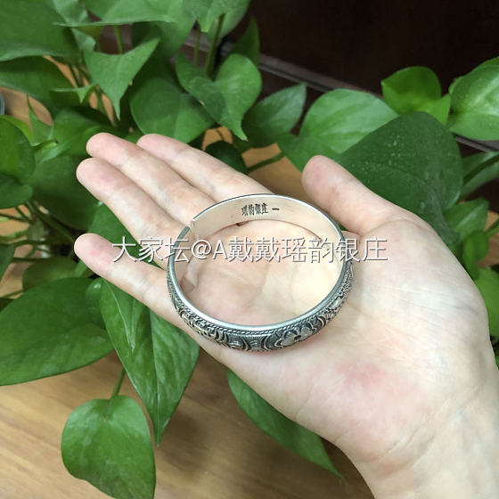 到瑶族来，就被它的民族文化吸引了，更爱上了它刻在银镯上的民族风，有跟我同样喜欢的..._银