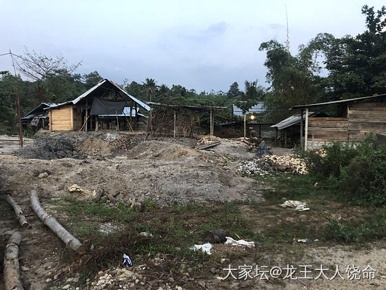 蓝宝石矿井之旅
        今天去斯里兰卡宝石城附近的矿井，没想到两三个篮球..._集散地矿区