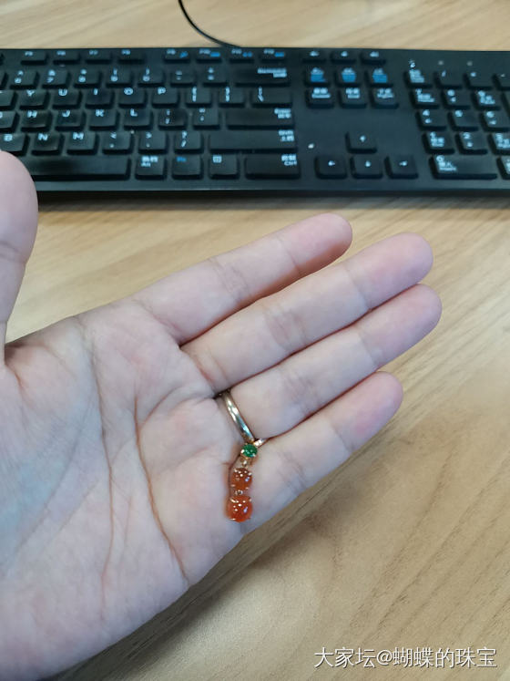 挂在手链上，回到家才发现不见了。没想到在单位桌子下找到了，缘分哪，我和它还挺有缘_翡翠