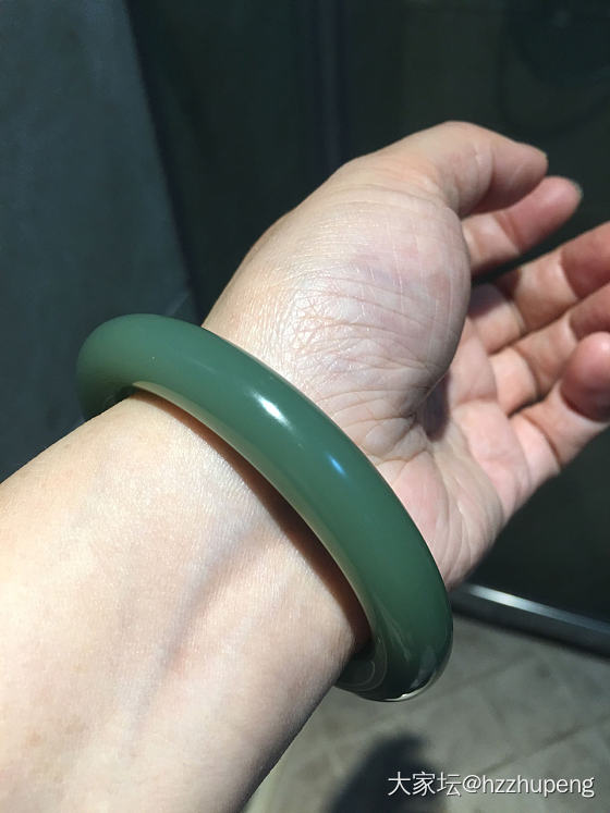 油糯细腻就数粉青圆条了_碧玉手镯和田玉
