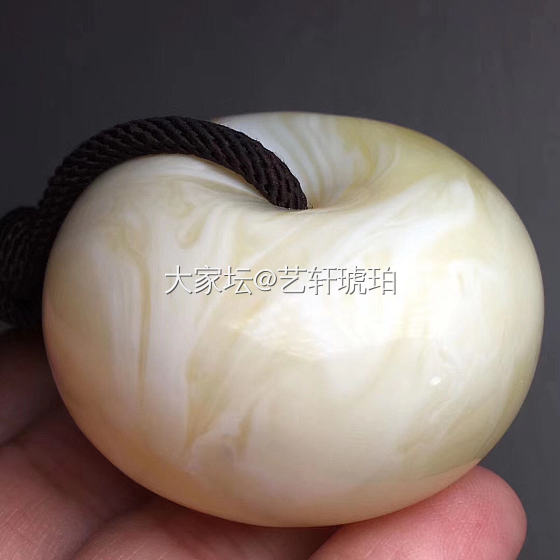 金交白拉丝蜜蜡扣子，这种少见吧。_琥珀蜜蜡