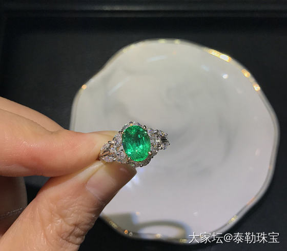 #泰勒彩宝#1.81ct祖母绿戒指 满火彩珠宝感强_戒指祖母绿
