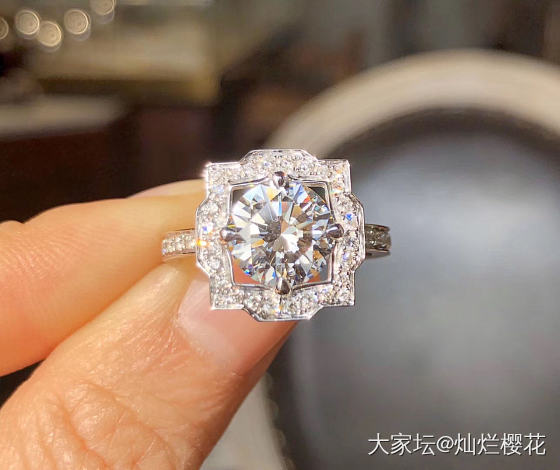 <p>熬到了工厂开工，终于盼来了年后第一批客定出货，昨天已经晒了一个！今天再来一..._戒指钻石