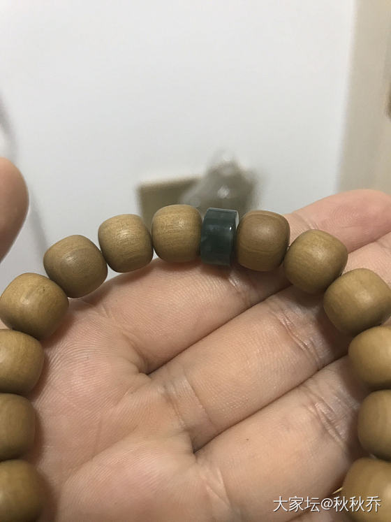 最近入了一只指环，卖家死活说是木那料，想请大家帮我看看是木那的还是危料。_翡翠