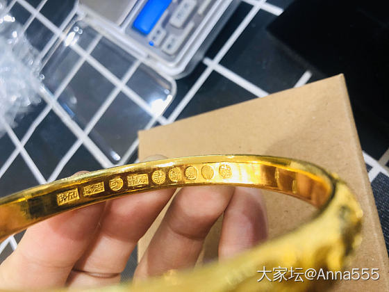 坛里的美女有喜欢成峰家的镯子么？对比小珍家的，哪个更耐看啦？_金