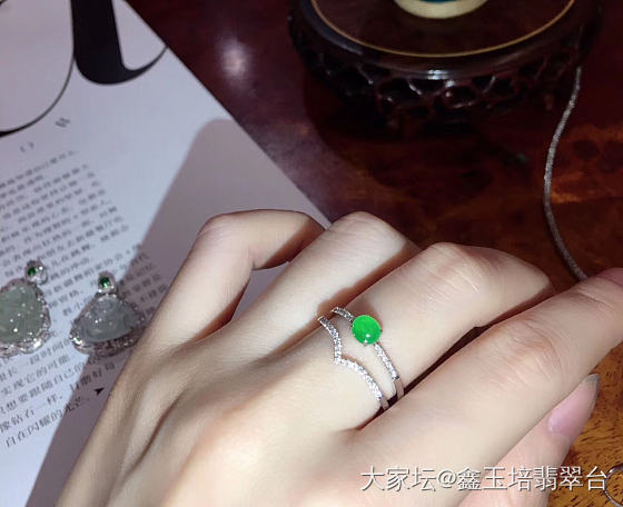 不是  我撩你…
是珠宝确实很撩人……_翡翠