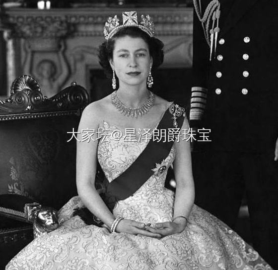 #欧洲王室珠宝# 这对钻石手镯是1893年孟买送给当时玛丽王后的结婚礼物，后来1...
