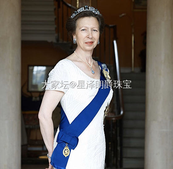 #欧洲王室珠宝# 这顶海蓝宝钻石王冠是1940年代英国国王乔治六世送给伊丽莎白王..._首饰