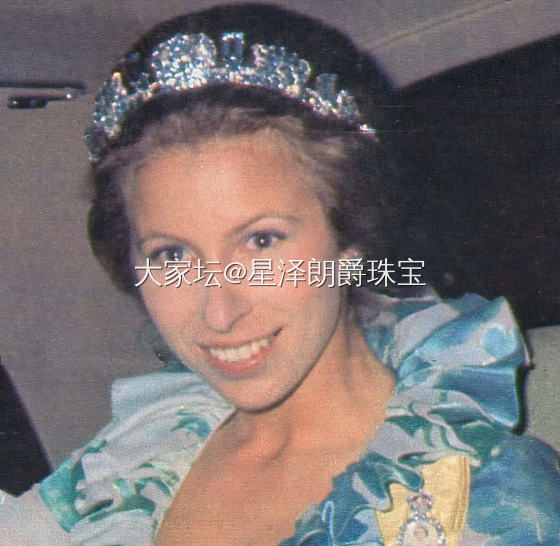 #欧洲王室珠宝# 这顶海蓝宝钻石王冠是1940年代英国国王乔治六世送给伊丽莎白王..._首饰