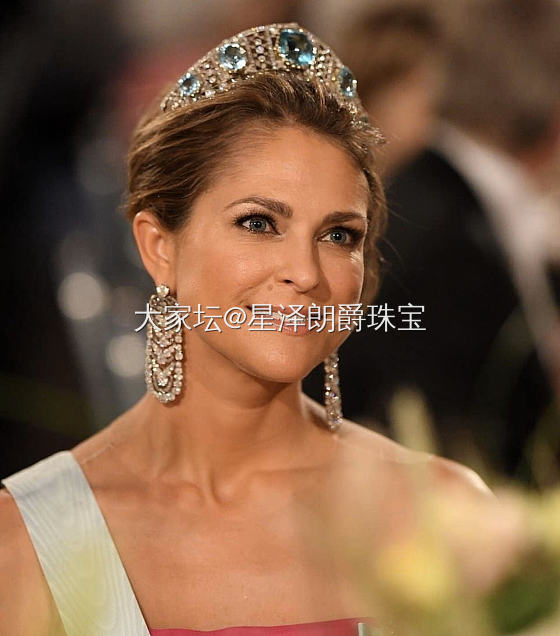 诺贝尔奖晚宴上王室成员们佩戴的珠宝💎
元素有：钻石、海蓝宝、绿松石、珍珠、彩色蓝...