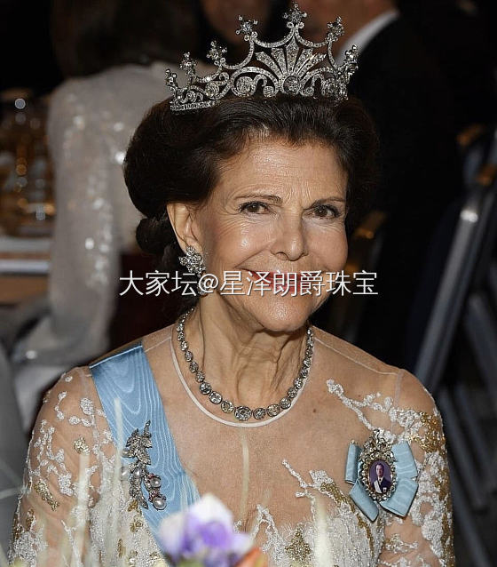 诺贝尔奖晚宴上王室成员们佩戴的珠宝💎
元素有：钻石、海蓝宝、绿松石、珍珠、彩色蓝...