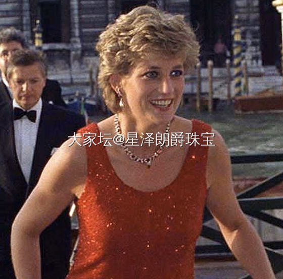 #欧洲王室珠宝#这套红宝石珠宝是戴安娜王妃一生中第一次也是唯一一次佩戴的红宝石套...