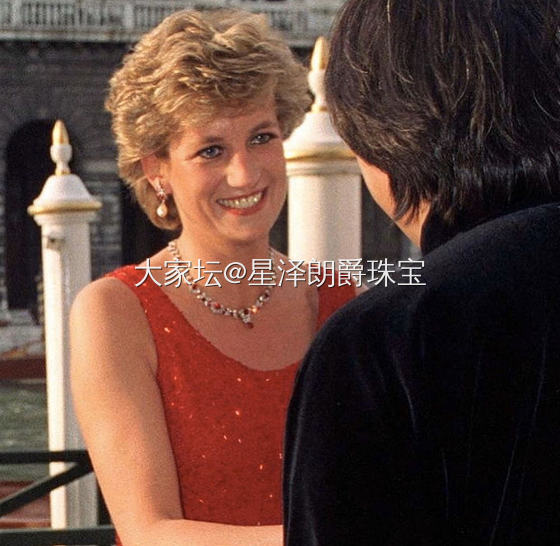 #欧洲王室珠宝#这套红宝石珠宝是戴安娜王妃一生中第一次也是唯一一次佩戴的红宝石套...