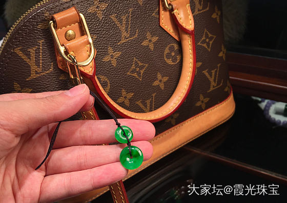 新入手的包挂可好看？_翡翠