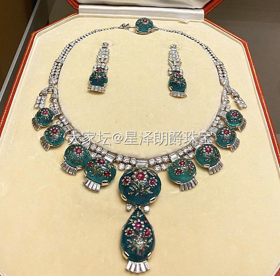 大英博物馆珍藏的一套珠宝，大多数由卡地亚制作，它们曾经属于印度斋蒲尔大公的第三任..._琳琅满目