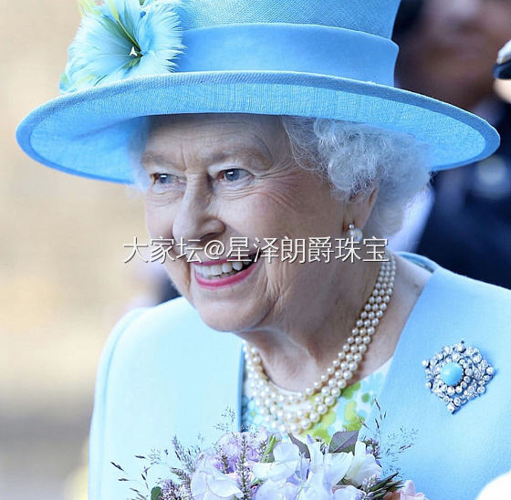 #欧洲王室珠宝# 英女王此次演讲佩戴的珠宝，日常三层珠链的珍珠项链，之前有写过了...