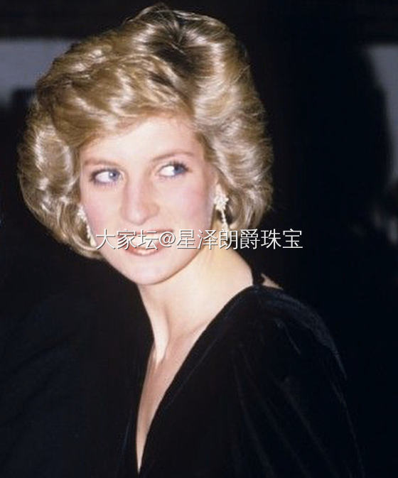 这对珍珠钻石耳坠是戴妃大婚时，卡塔尔埃米尔送给她的，后来成了戴妃经常搭配的珠宝之...