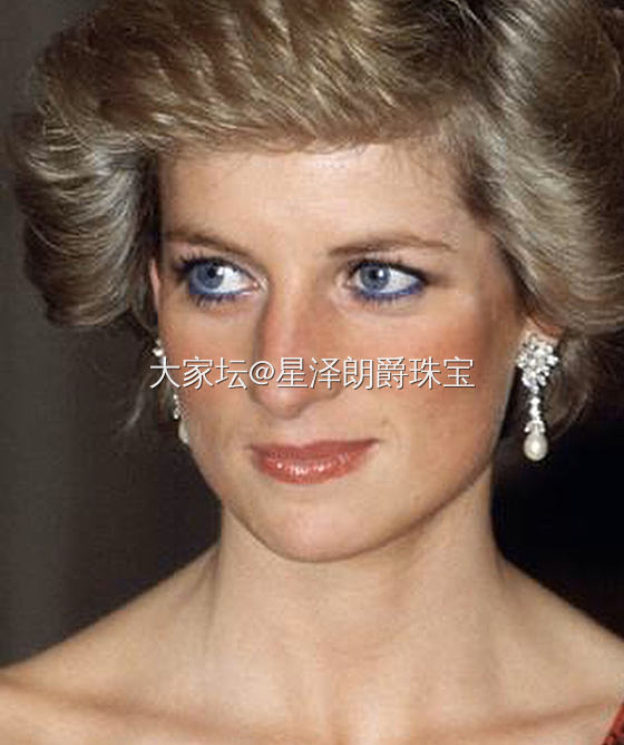 这对珍珠钻石耳坠是戴妃大婚时，卡塔尔埃米尔送给她的，后来成了戴妃经常搭配的珠宝之...