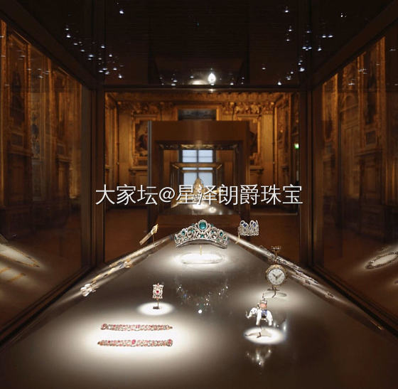 #欧洲王室珠宝# 这顶豪华祖母绿王冠目前收藏于巴黎卢浮宫阿波罗馆，1819年由珠..._首饰