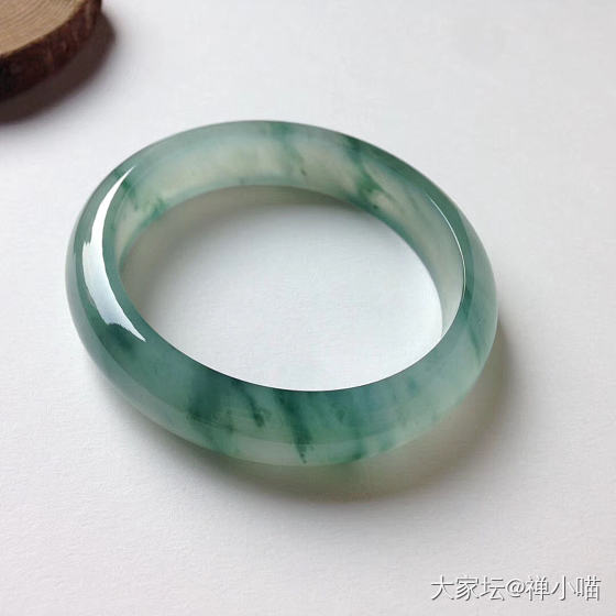 清悠悠如湖水一般的冰飘花镯_翡翠
