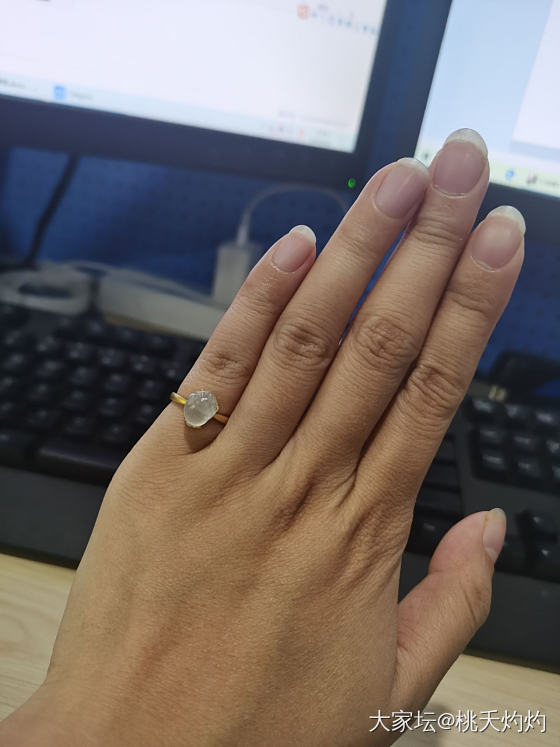 买了一个小戒指戴在小指，感觉今天旁边人总是盯着我的小指看😂是不是我太自恋了～_翡翠