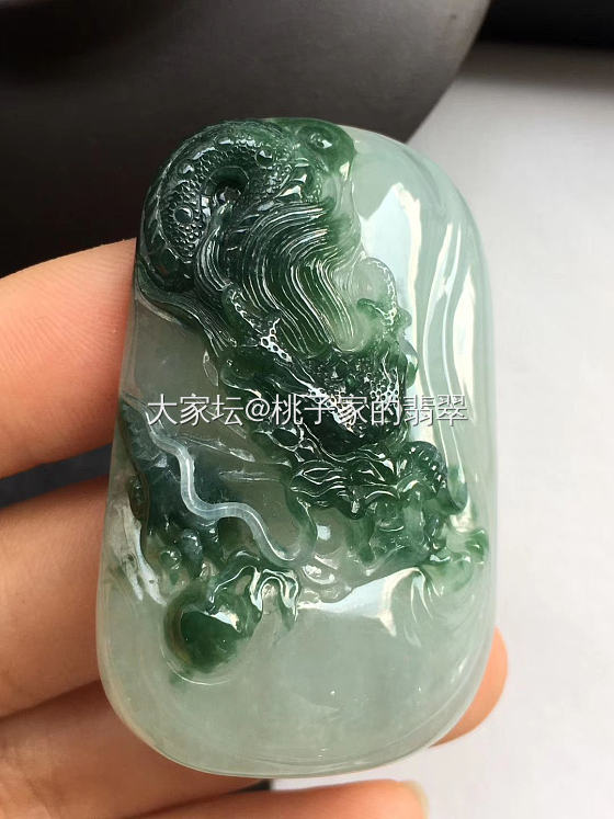 两个翡翠俏色巧雕的挂件作品分享欣赏  连年有余&青龙出海_翡翠