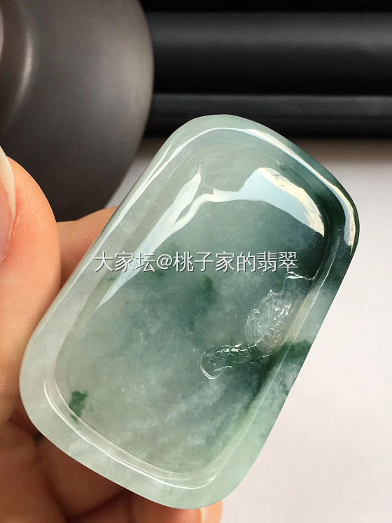 两个翡翠俏色巧雕的挂件作品分享欣赏  连年有余&青龙出海_翡翠