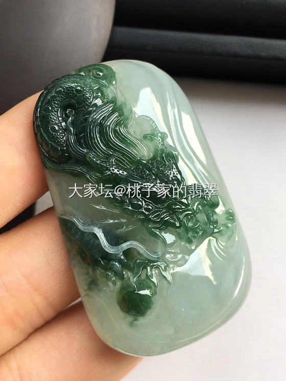 两个翡翠俏色巧雕的挂件作品分享欣赏  连年有余&青龙出海_翡翠