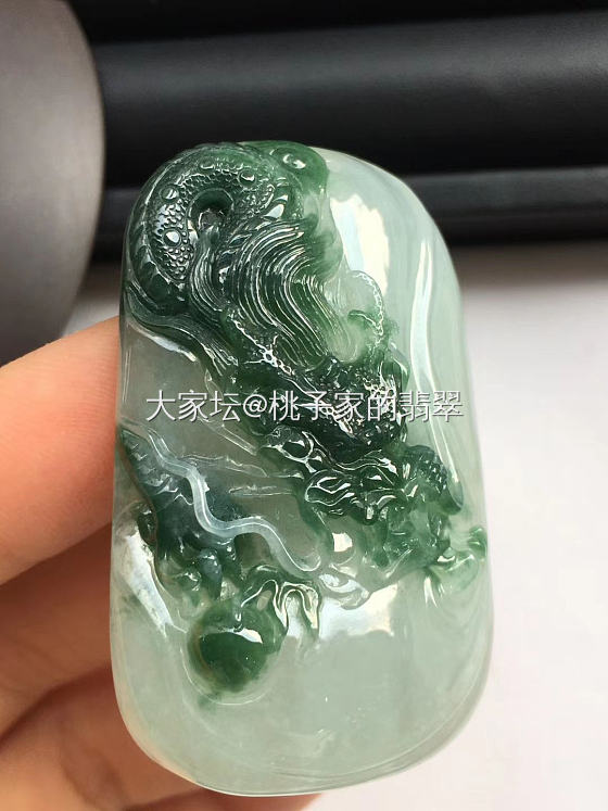 两个翡翠俏色巧雕的挂件作品分享欣赏  连年有余&青龙出海_翡翠